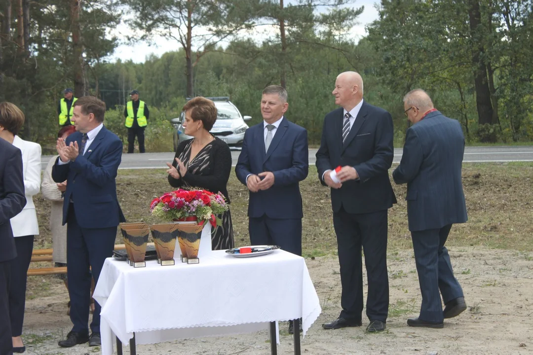 Minister Marlena Maląg otworzyła drogę Białobłoty-Orlina Duża. Towarzyszyli jej posłowie i samorządowcy