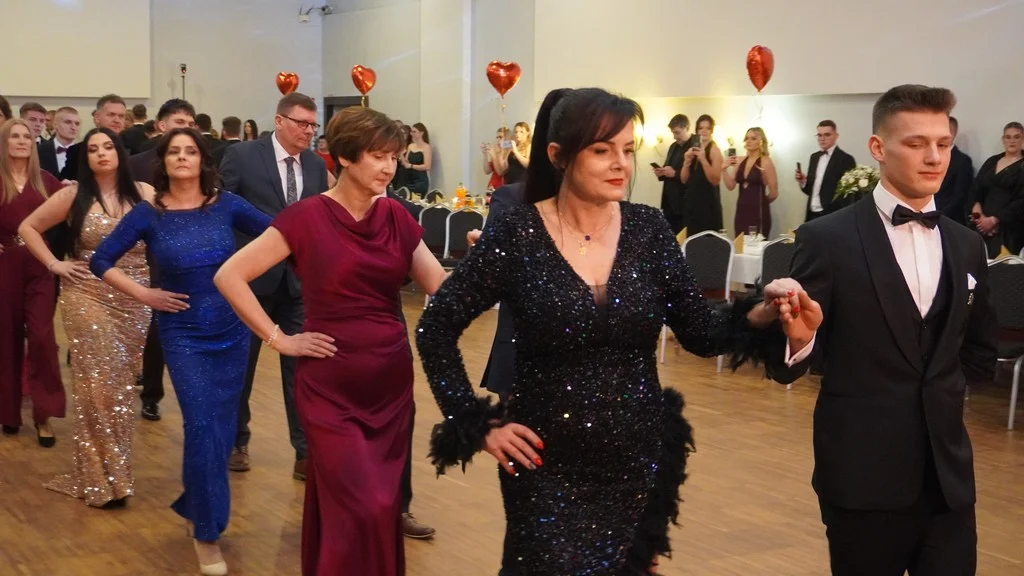 Tak bawili się maturzyści z Marszewa. Muzyczna niespodzianka wieczoru skradła show [ZDJĘCIA] - Zdjęcie główne