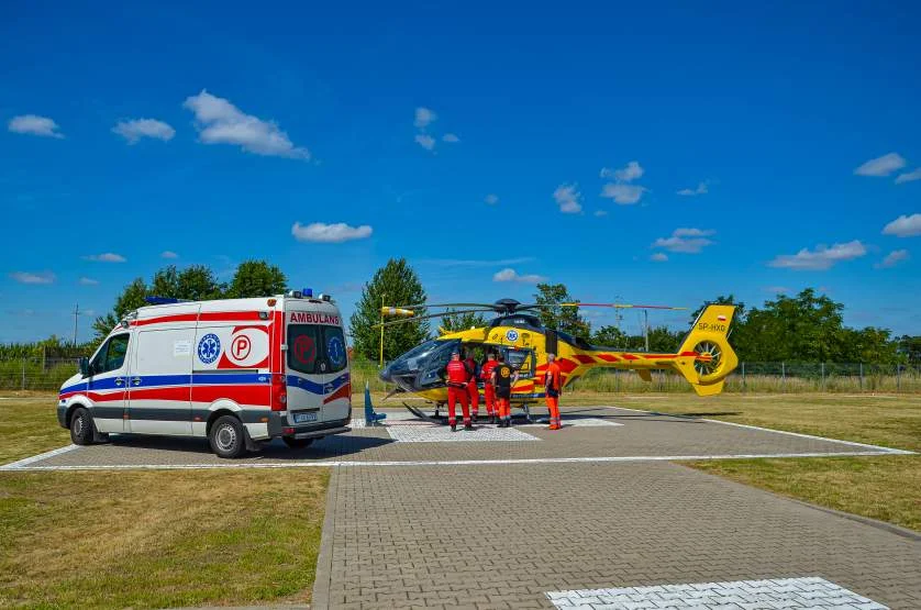 Wybuch w piwnicy na osiedlu w Jarocinie. Ciężko poparzeni mężczyźni przewiezieni śmigłowcami do szpitali