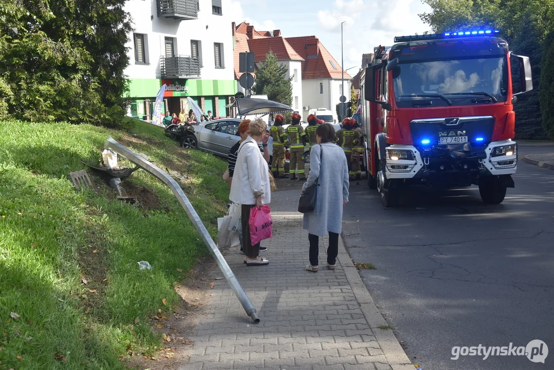 Zderzenie peugeota z przystankiem autobusowym na ul. Sikorskiego w Gostyniu
