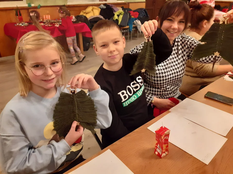 Bajeczne Mikołajki w Ostrobudkach. Dzieci spotkały Rudolfa, Śnieżynki i św. Mikołaja - Zdjęcie główne