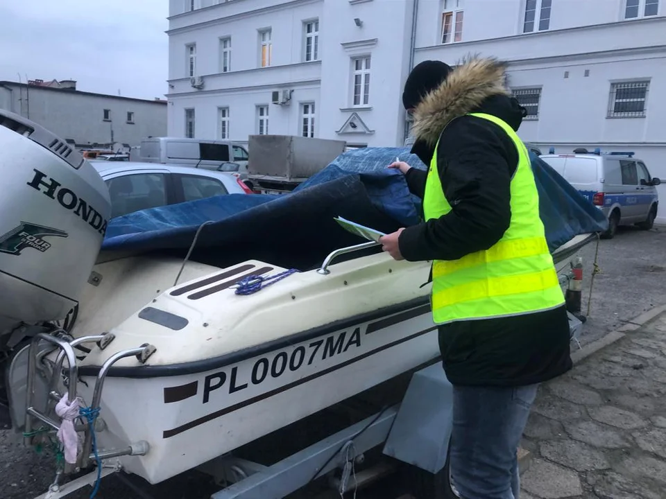 Łódka z silnikiem, przyczepka i wędki odzyskane