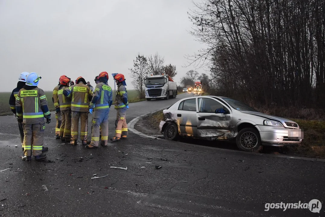 Zderzenie trzech osobówek na trasie Gostyń-Poniec