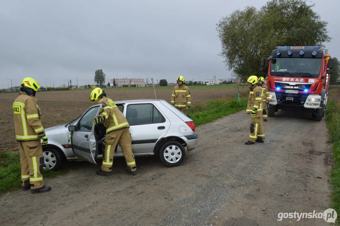 Dwóch 24-latków porzuciło samochód na polnej drodze w Krobi