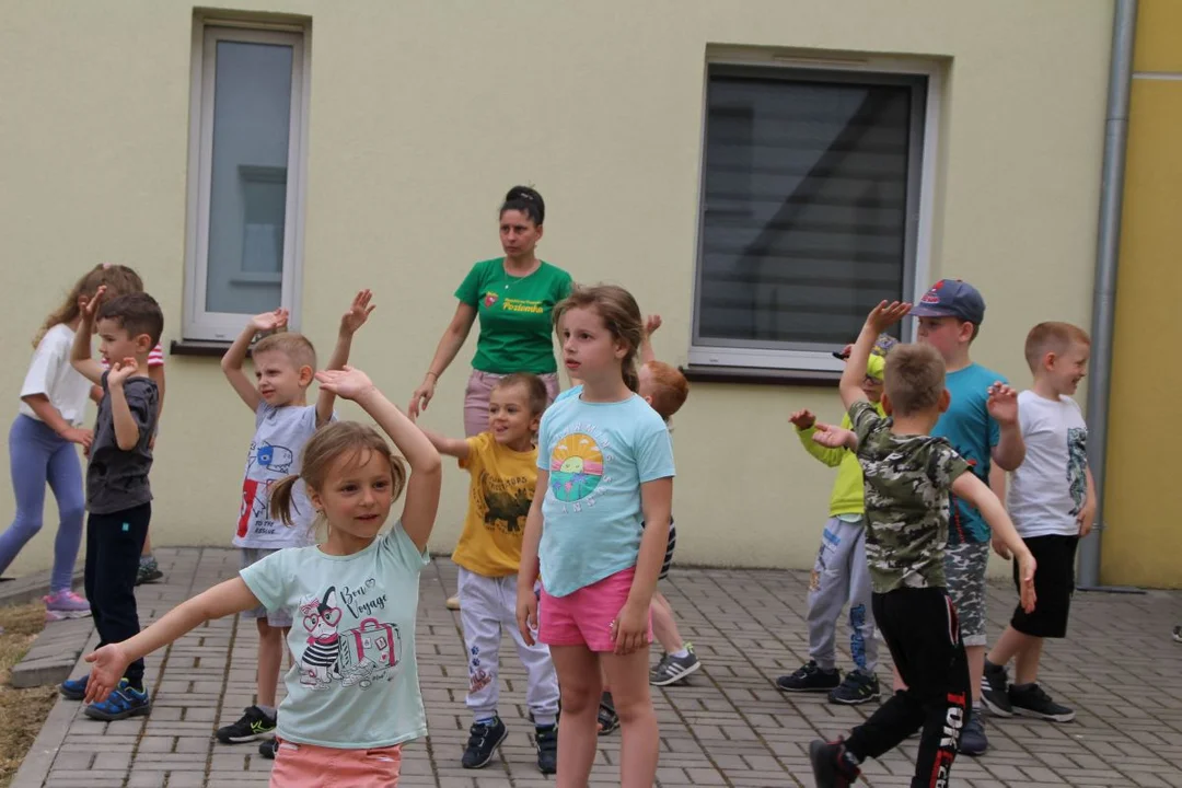 Przedszkolaki integrowały się z seniorami. Festyn na ulicy Zacisznej w Jarocinie