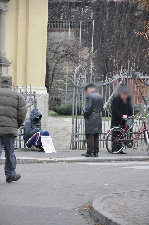 Samotny pod kościołem