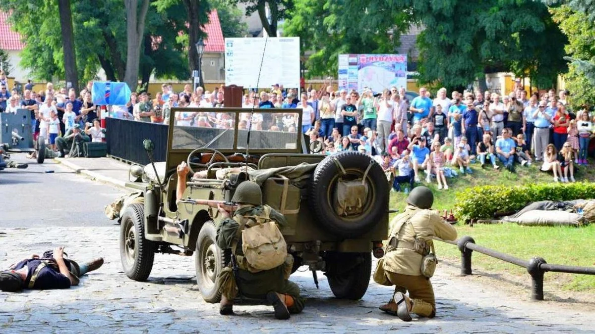 Piknik militarny w Rydzynie. Defilada, pokazy i giełda staroci - Zdjęcie główne