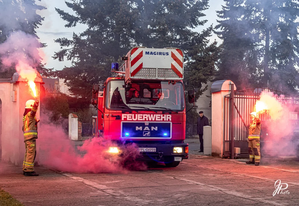 Strażacy z OSP Dobrzyca powitali nowe auto w swojej remizie [ZDJĘCIA] - Zdjęcie główne