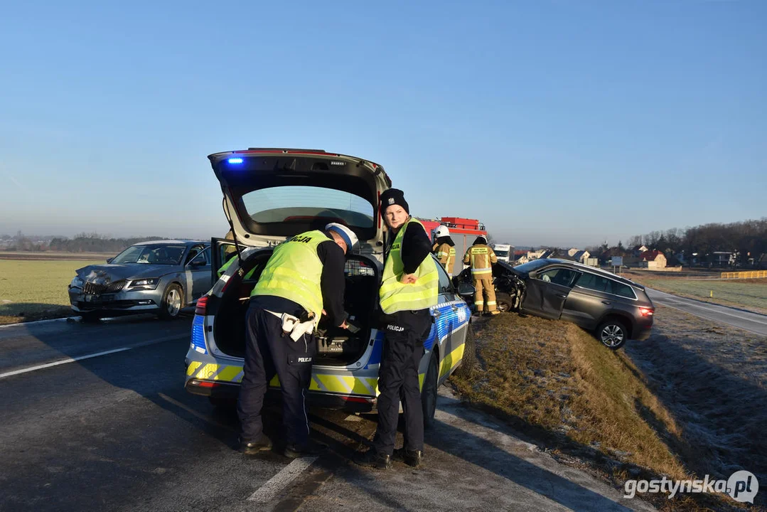 Wypadek na DW434 Gostyń - Poznań. Zderzyły się trzy samochody