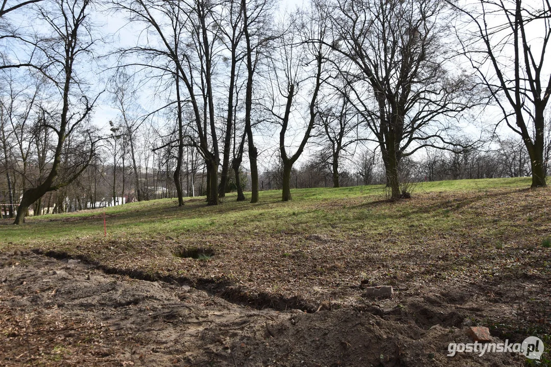 Odkryte ogrodzenie cmentarza żydowskiego w parku miejskim w  Gostyniu