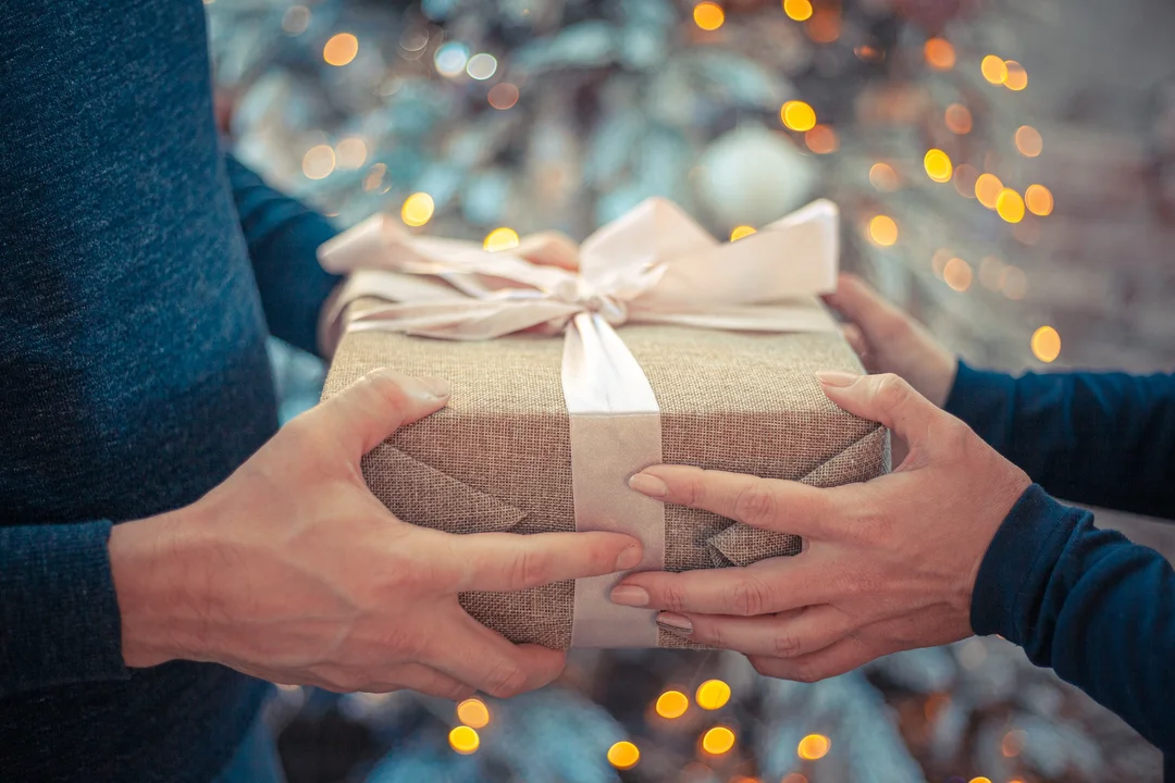 Niezapomniane prezenty na Boże Narodzenie dla niego? Zamiast kolejnego krawata daj mężczyźnie coś znacznie bardziej pomysłowego - Zdjęcie główne