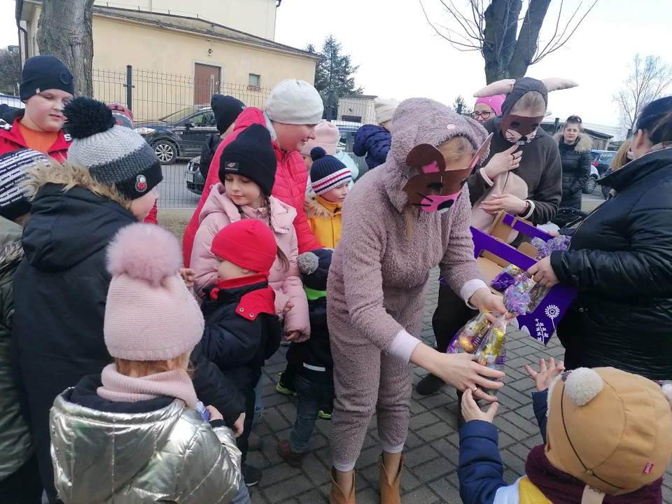 Do Marszewa przykicały dwa zajączki. Były słodkości i zabawa dla dzieci - Zdjęcie główne