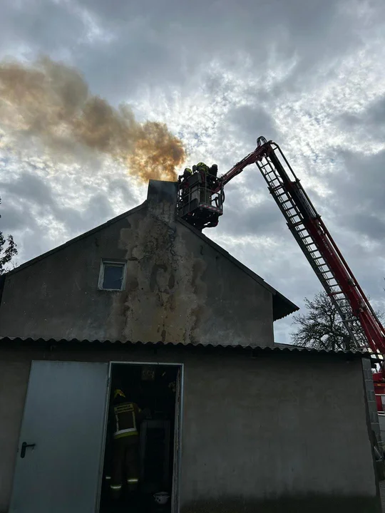 Pożar sadzy w kominie w Józefowie