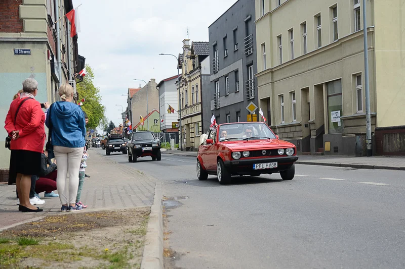 Wystawa zabytkowych pojazdów w Jarocinie z okazji Święta Flagi