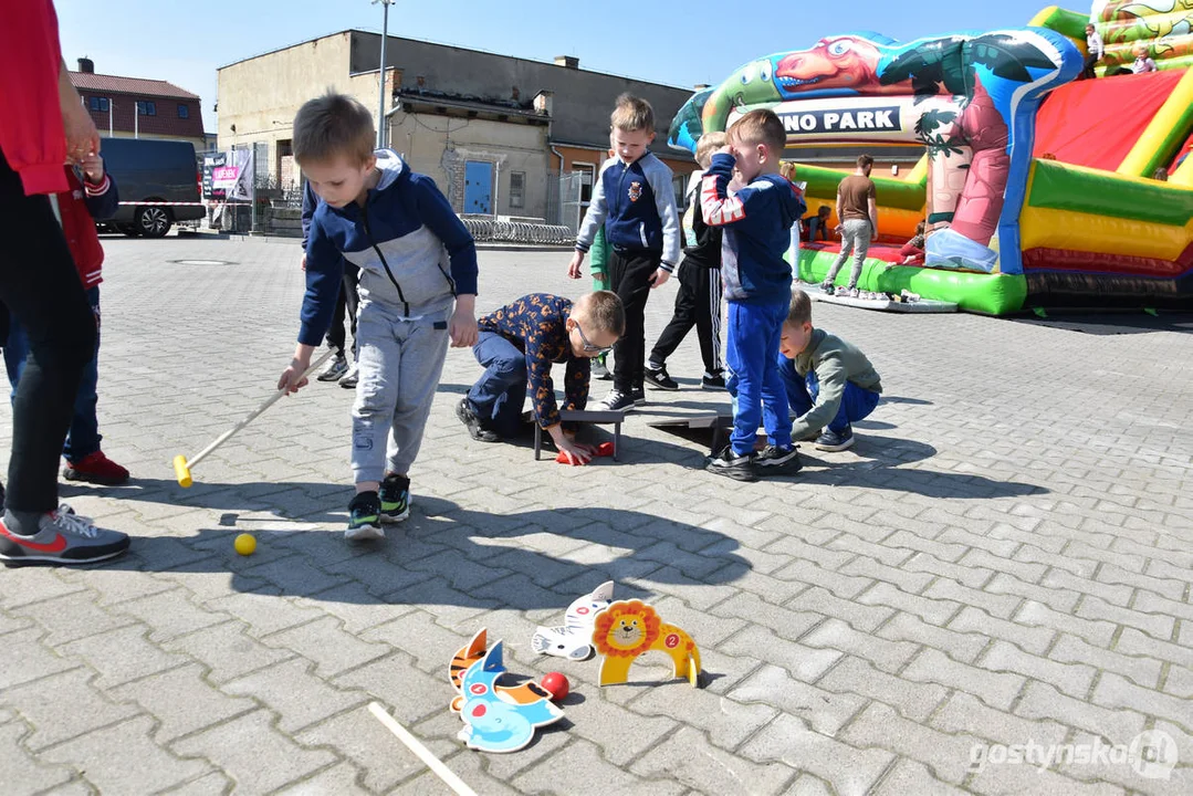 Znakomita zabawa przy malowaniu płotu na placu zabaw