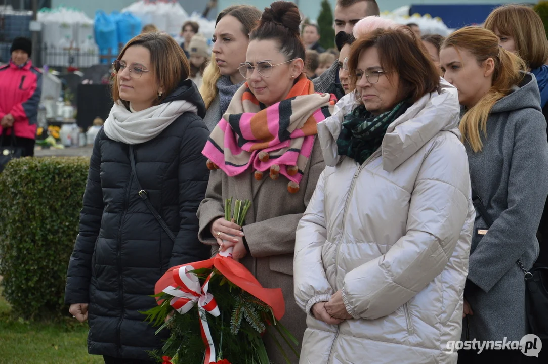 Przemarsz i uroczystości na cmentarzu w dniu 11 listopada w Krobi