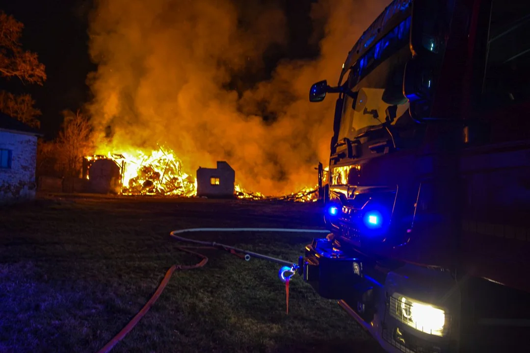 Duży pożar stodoły w Kretkowie gm. Żerków. Strażacy w akcji