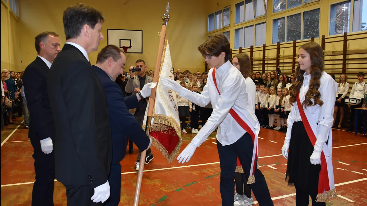 Dzień Edukacji Narodowej i przekazanie sztandaru w Szkole Podstawowej nr 3 w Gostyniu