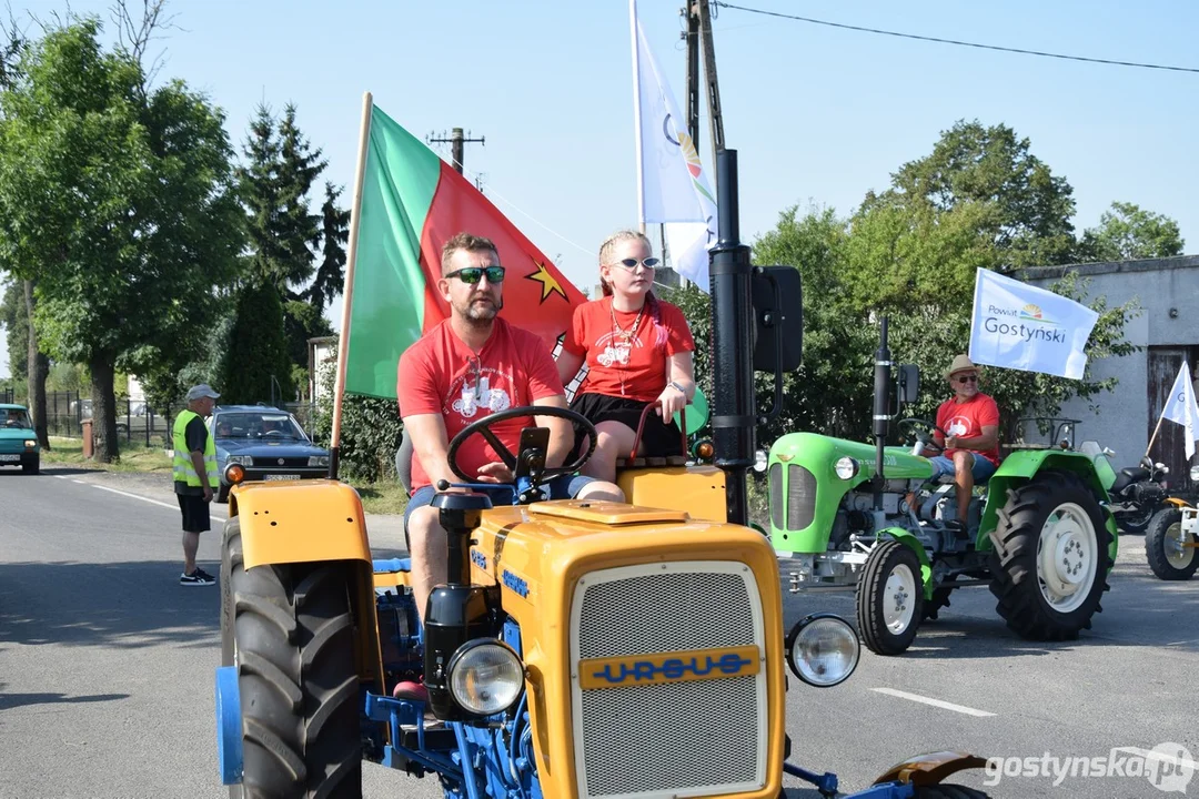 Parada zabytkowych pojazdów na dożynkach powiatowych na Świętej Górze 2025