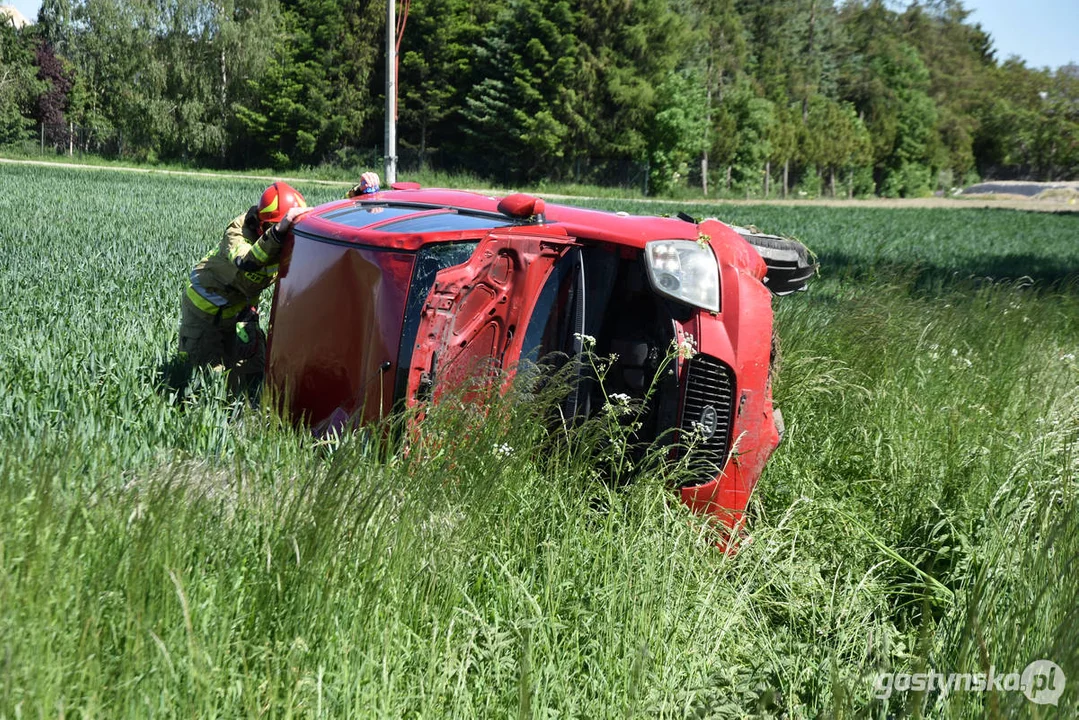 Kolizja na drodze powiatowej w Lipiu (gm. Piaski). Przewrócony samochód w polu