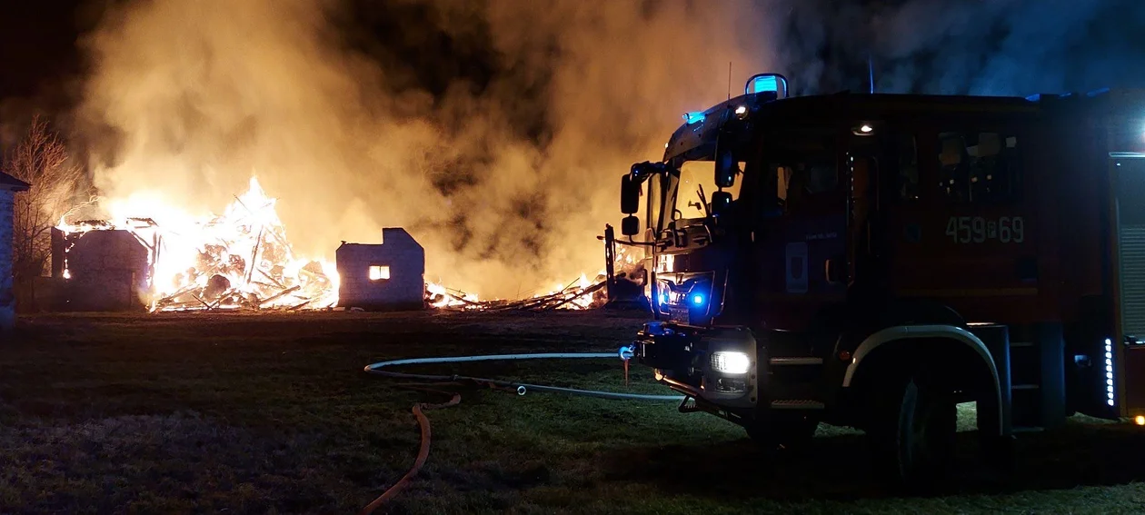 Duży pożar stodoły w Kretkowie gm. Żerków. Strażacy w akcji