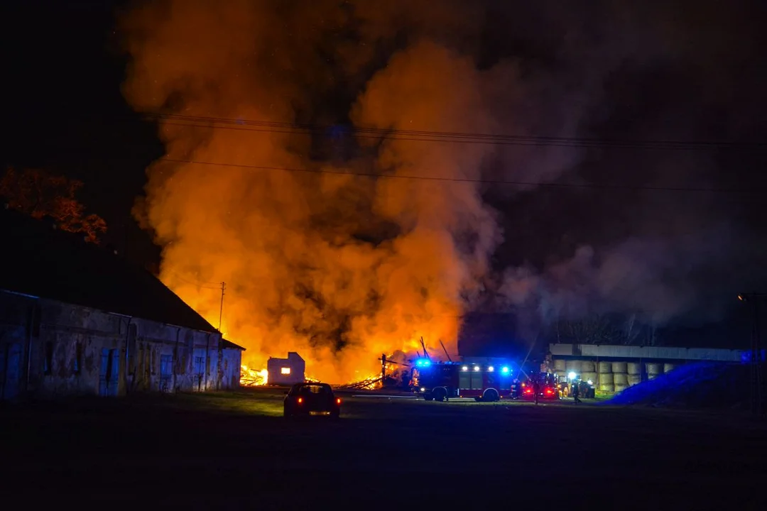 Duży pożar stodoły w Kretkowie gm. Żerków. Strażacy w akcji