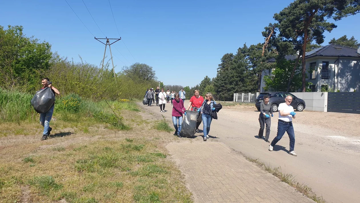 Pozbierali śmieci w okolicy ronda na pograniczu Rawicza i Sierakowa