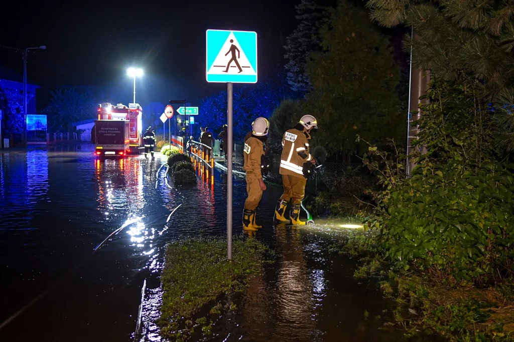 Ulewny deszcz w powiecie krotoszyńskim. Zalane drogi, budynki mieszkalne i gospodarcze [ZDJĘCIA] - Zdjęcie główne