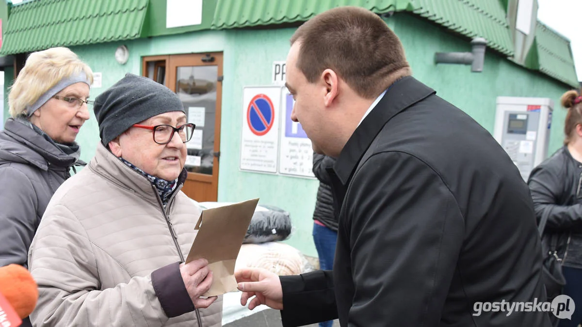 Burmistrz Gostynia rozdawał kwiaty na targowisku