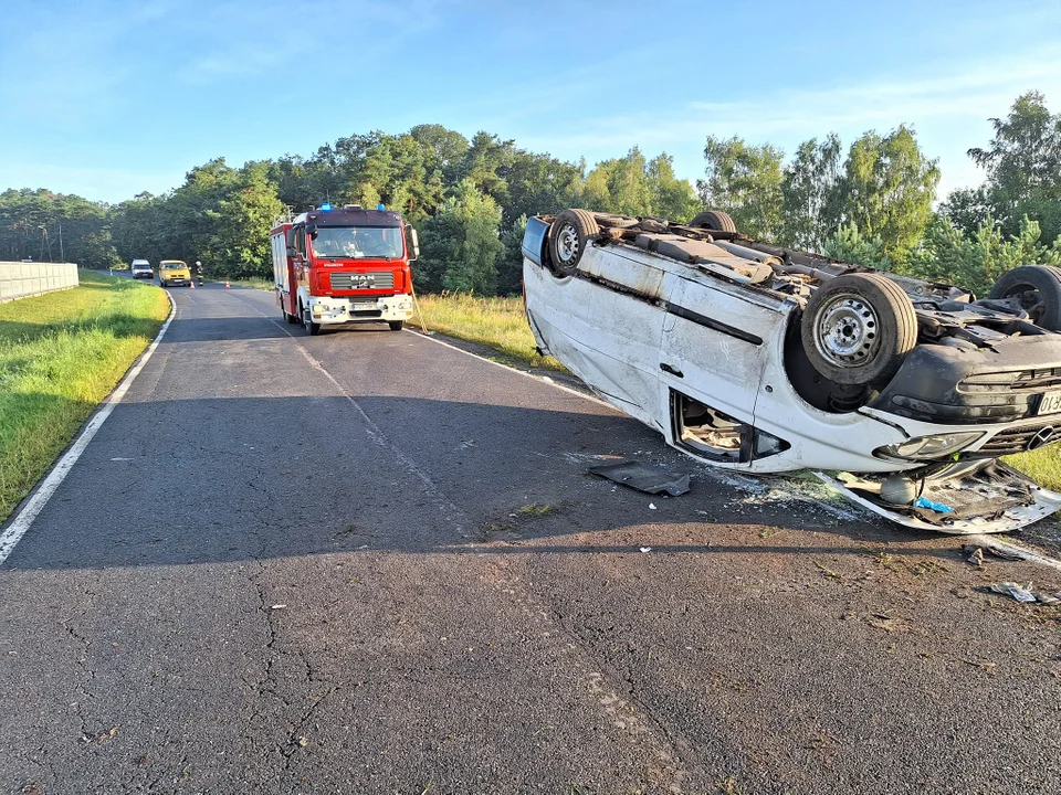 Krotoszynianin zjechał z drogi i dachował. Mężczyzna został zabrany do szpitala [ZDJĘCIA] - Zdjęcie główne