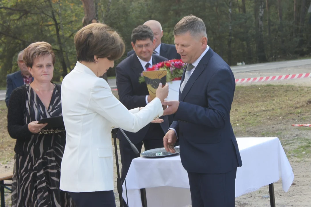 Minister Marlena Maląg otworzyła drogę Białobłoty-Orlina Duża. Towarzyszyli jej posłowie i samorządowcy