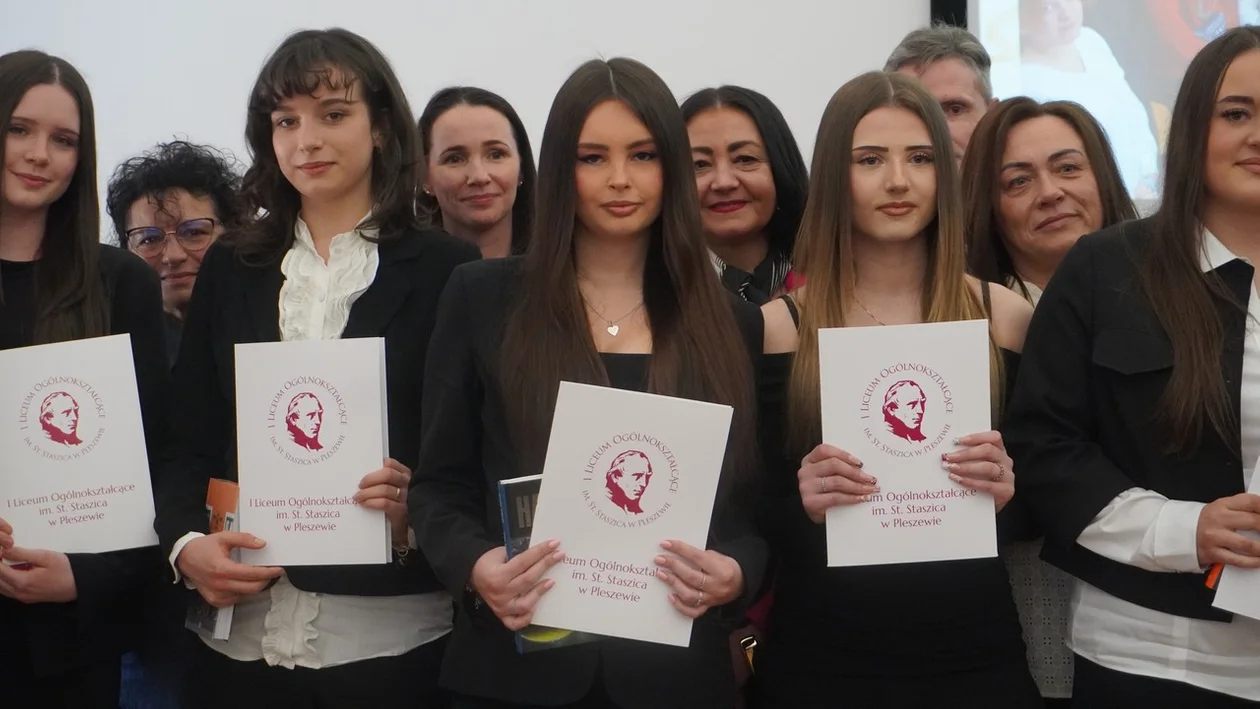 Rekordowy rocznik opuszcza mury „Staszka”. 172 absolwentów odebrało świadectwa