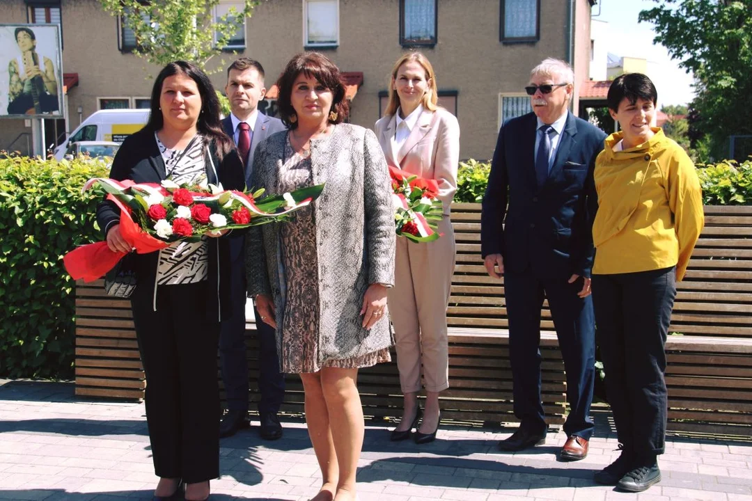 Dzień Zwycięstwa z nową burmistrz Jarocina. Władze gminy i powiatu złożyły kwiaty na Skwerze Pamięci [ZDJĘCIA] - Zdjęcie główne