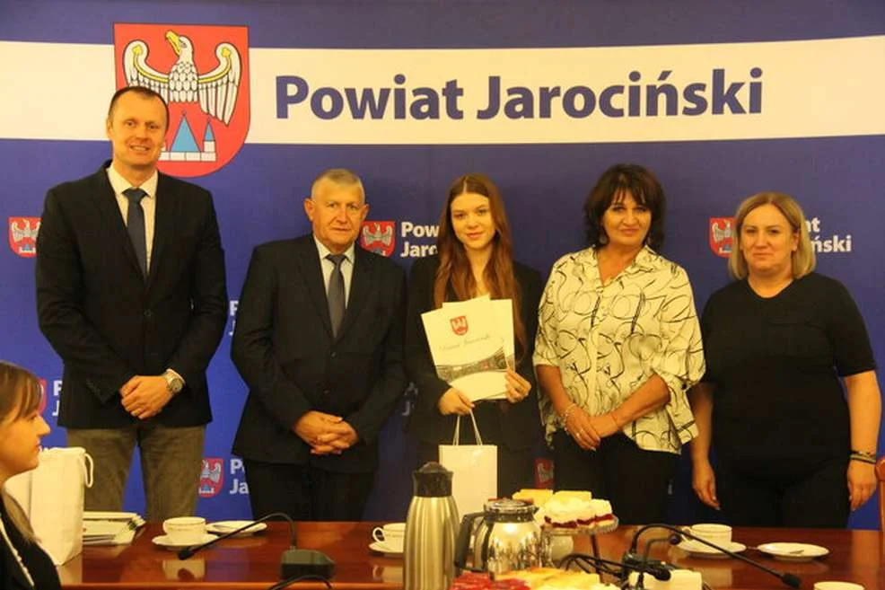 Najlepsi maturzyści ze szkół powiatu jarocińskiego nagrodzeni przez starostę