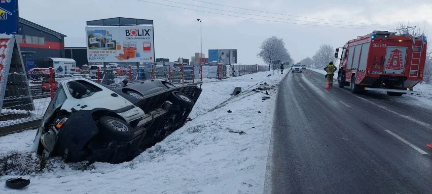 Kolizja na ulicy Pleszewskiej w Dobrzycy. Auto wpadło do rowu [ZDJĘCIA] - Zdjęcie główne