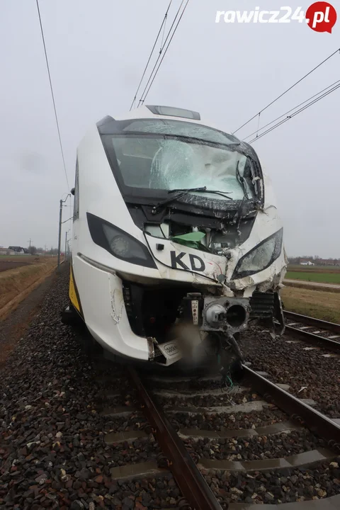 Pociąg Kolei Dolnośląskich po wypadku w Kątach (gm. Rawicz)