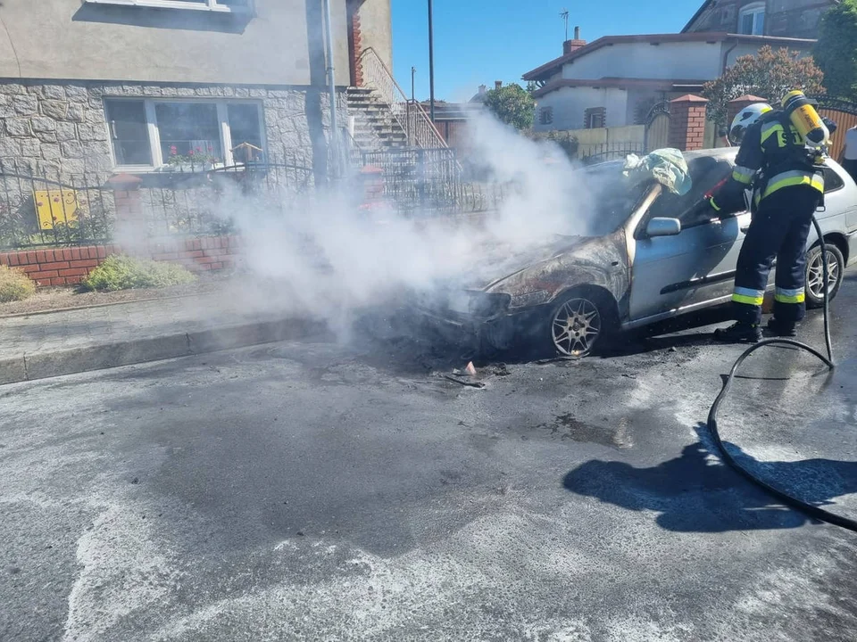 Pożar samochodu w gm. Krobia na drodze Chwałkowo-Potarzyca