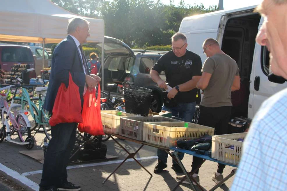 Kandydaci na posłów Nowej Lewicy na jarocińskim targowisku