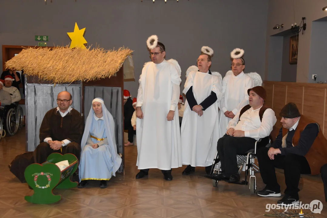 Jasełka bożonarodzeniowe  ze świątecznymi życzeniami w ŚDS w Gostyniu