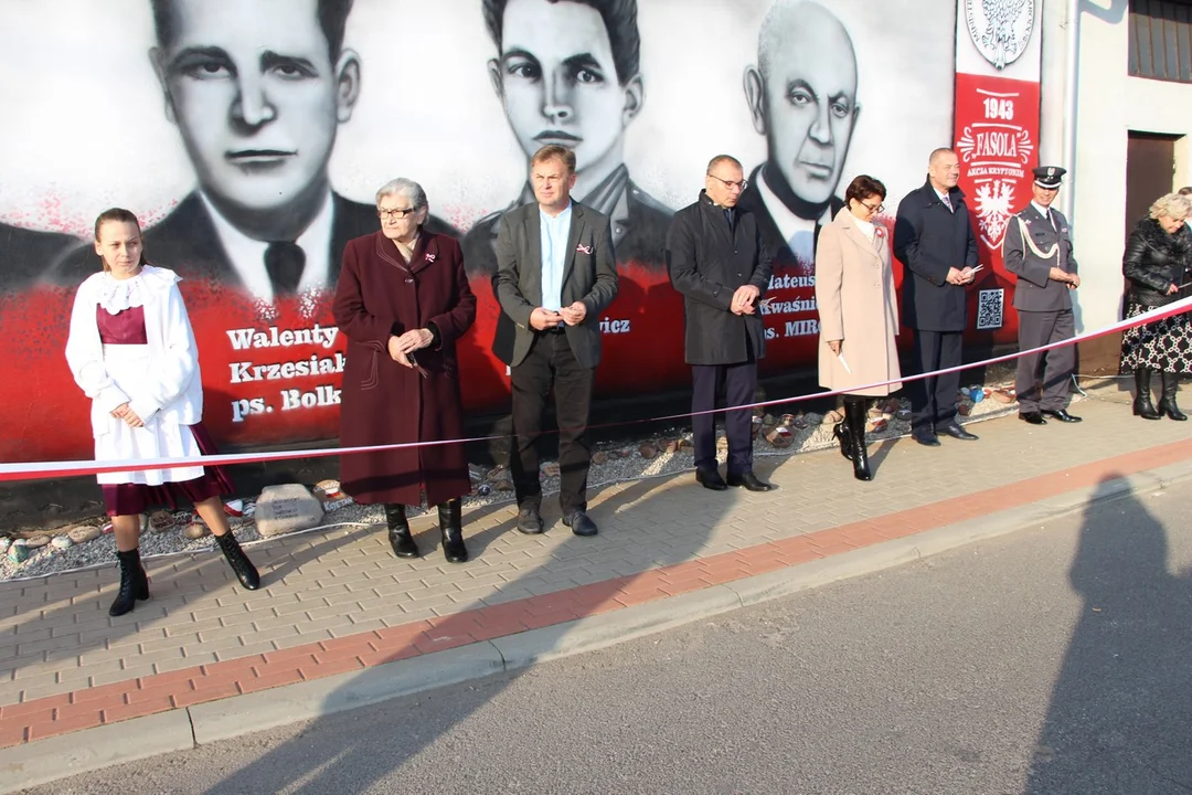Mural upamiętniający zrzut broni dla Armii Krajowej odsłonięto w Czerminie w ubiegłym roku
