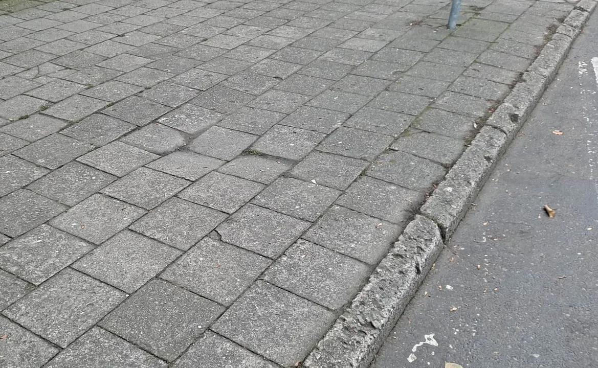 Chodnik na rynku przy kościele w Dobrzycy