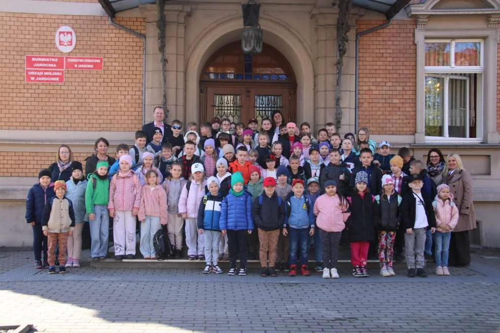 Uczniowie Szkoły Podstawowej w Jaraczewie odwiedzili Starostwo Powiatowe w Jarocinie