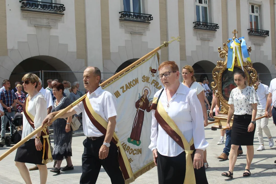 Boże Ciało w Jarocinie. Procesja z parafii św. Marcina do Chrystusa Króla