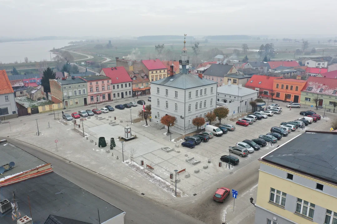 Prace na jutrosińskim rynku zakończone. Wykonawca zmieścił się w terminie - Zdjęcie główne