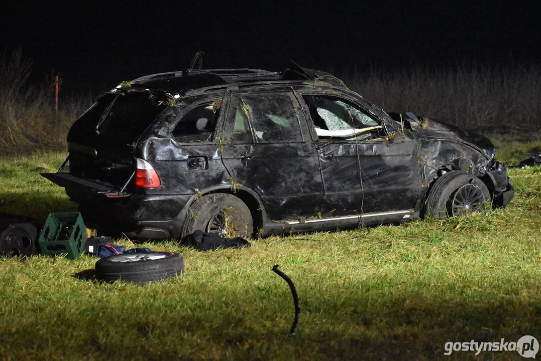 Wypadek na trasie Gostyń - Poniec. Kierowca BMW wypadł przez szyberdach