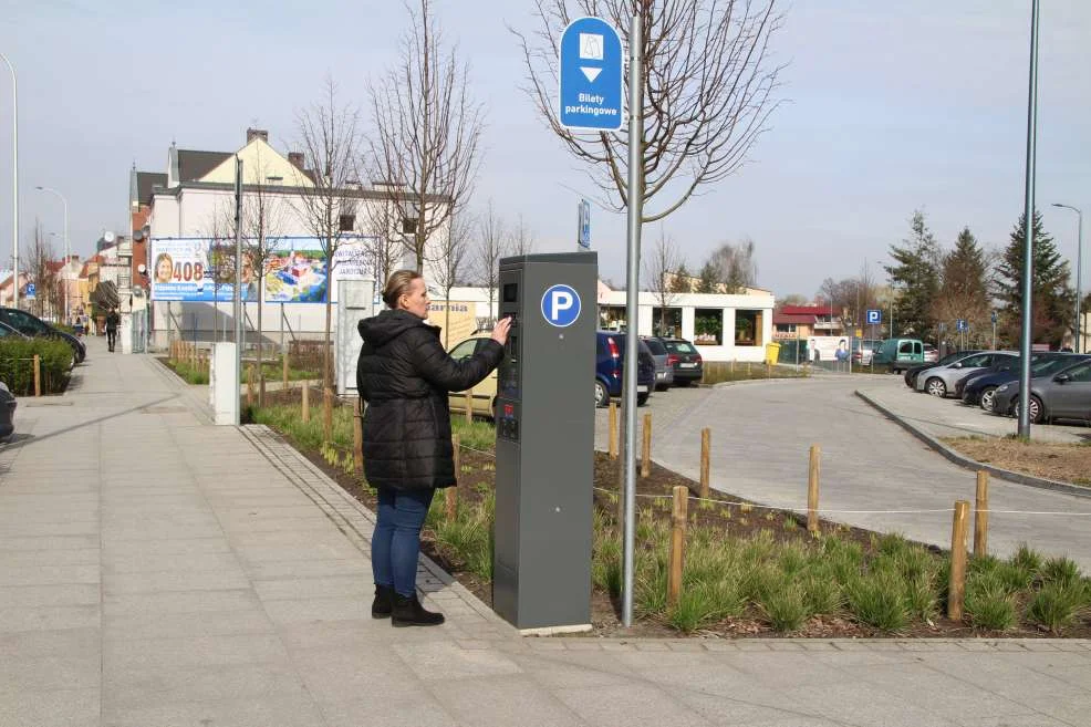 W jarocińskiej strefie płatnego parkowania stanęły nowe parkomaty. Jak działają? [MAPA, ZDJĘCIA, SONDA] - Zdjęcie główne