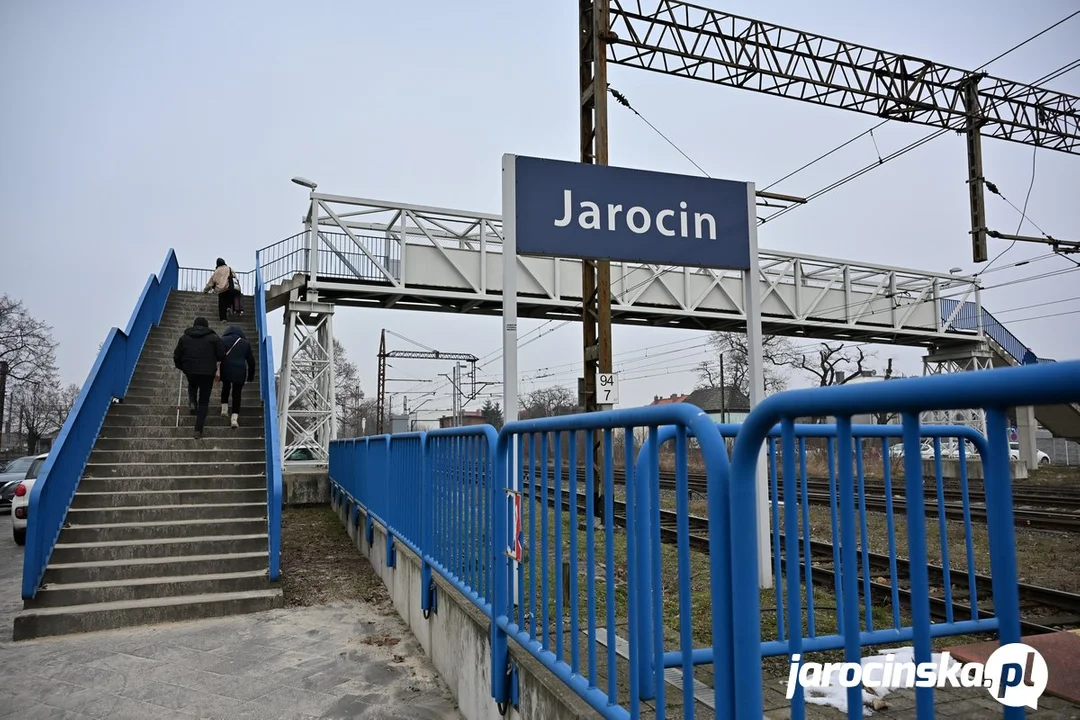Kładka nad torami prowadząca do Dworca Kolejowego w Jarocinie.