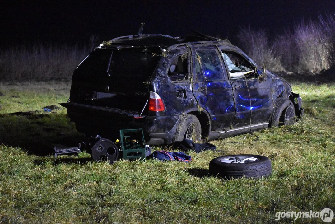 Wypadek na trasie Gostyń - Poniec. Kierowca BMW wypadł przez szyberdach