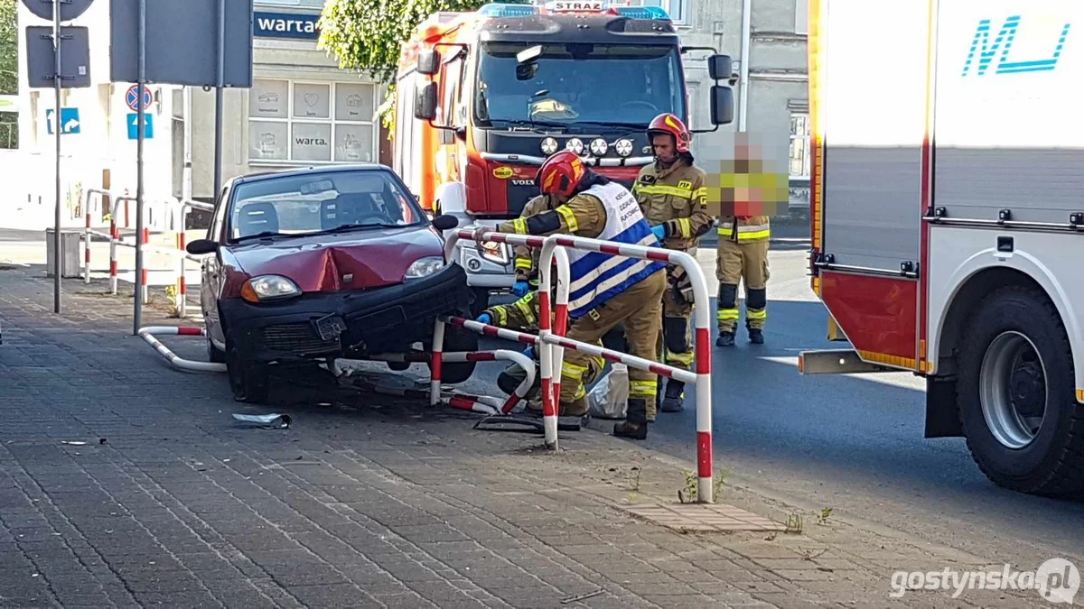 Cinquecento wjechało w barierki w centrum Gostynia