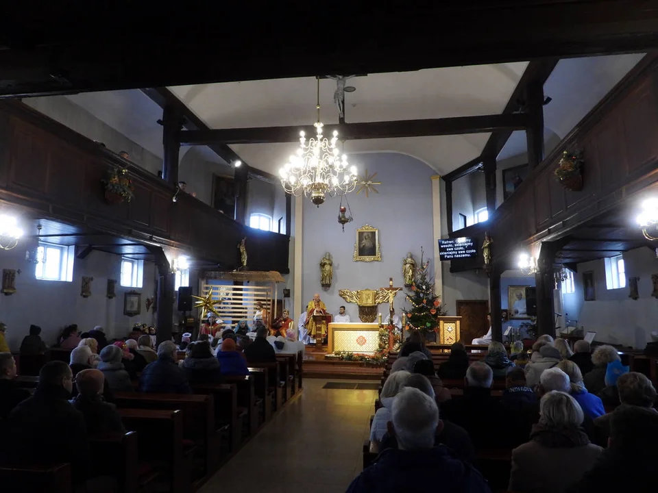 Orszak Trzech Króli i koncert kolęd w kościele w Piaskach Wlkp.